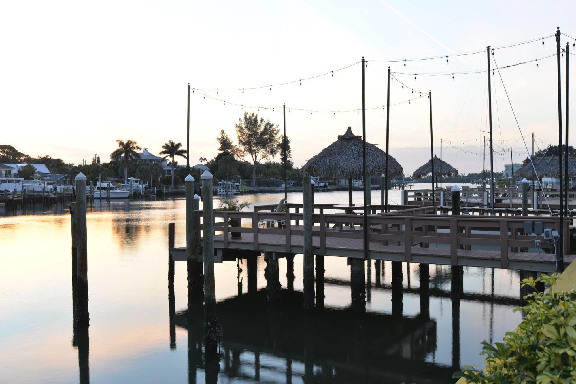 Bay Palms Waterfront Resort - Hotel And Marina セント・ピート・ビーチ エクステリア 写真